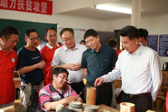 重慶市殘聯理事長趙如均赴大足區調研殘疾人事業發展，關注手工藝品產業賦能就業新路徑